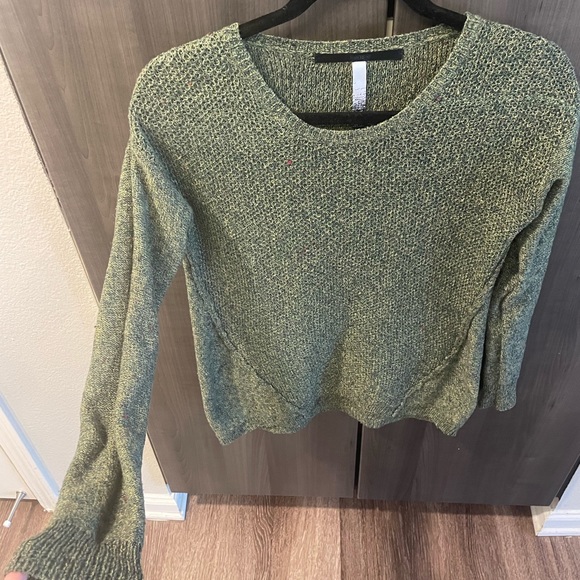 Green women’s medium Kenzey sweater perfect for St. Patrick’s Day - Picture 5 of 5